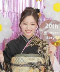 振袖の女の子とおめでとうの色紙