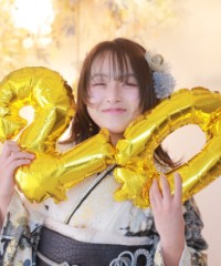 振袖の女の子とおめでとうの色紙