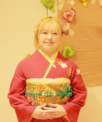 振袖の女の子とおめでとうの色紙