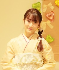 振袖の女の子とおめでとうの色紙