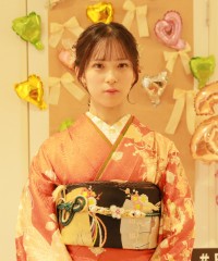 振袖の女の子とおめでとうの色紙