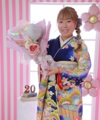 振袖の女の子とおめでとうの色紙