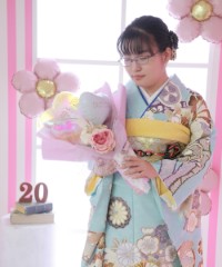 振袖の女の子とおめでとうの色紙