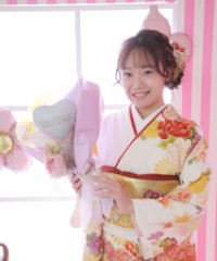 振袖の女の子とおめでとうの色紙