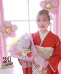 振袖の女の子とおめでとうの色紙