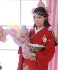 振袖の女の子とおめでとうの色紙