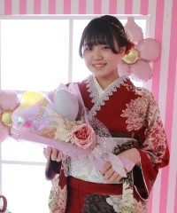 振袖の女の子とおめでとうの色紙