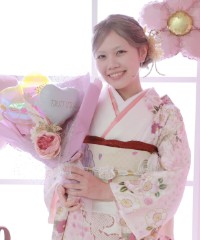 振袖の女の子とおめでとうの色紙