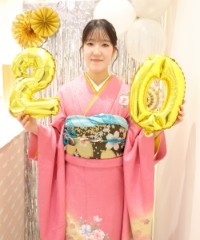 振袖の女の子とおめでとうの色紙