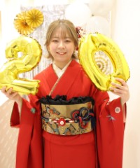 振袖の女の子とおめでとうの色紙