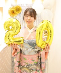 振袖の女の子とおめでとうの色紙