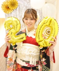 振袖の女の子とおめでとうの色紙