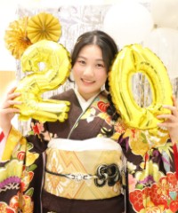 振袖の女の子とおめでとうの色紙