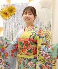 振袖の女の子とおめでとうの色紙