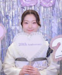 振袖の女の子とおめでとうの色紙