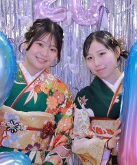 振袖の女の子とおめでとうの色紙