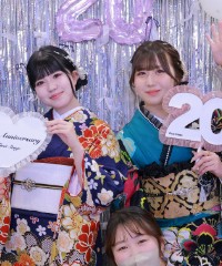 振袖の女の子とおめでとうの色紙