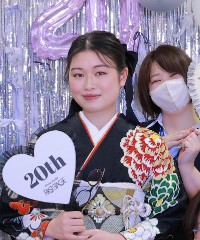 振袖の女の子とおめでとうの色紙