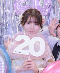 振袖の女の子とおめでとうの色紙