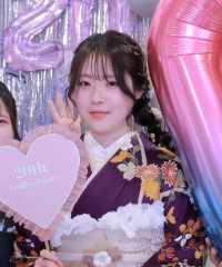 振袖の女の子とおめでとうの色紙