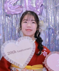 振袖の女の子とおめでとうの色紙