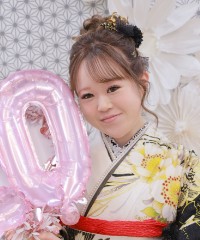 振袖の女の子とおめでとうの色紙