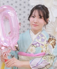 振袖の女の子とおめでとうの色紙