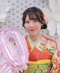 振袖の女の子とおめでとうの色紙