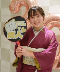 振袖の女の子とおめでとうの色紙