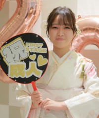 振袖の女の子とおめでとうの色紙