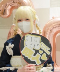 振袖の女の子とおめでとうの色紙