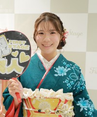 振袖の女の子とおめでとうの色紙