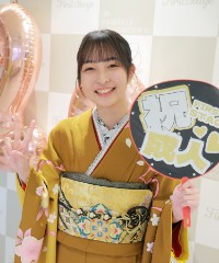 振袖の女の子とおめでとうの色紙