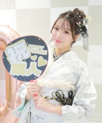 振袖の女の子とおめでとうの色紙