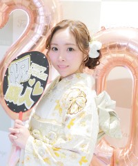 振袖の女の子とおめでとうの色紙