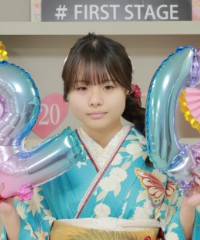 振袖の女の子とおめでとうの色紙