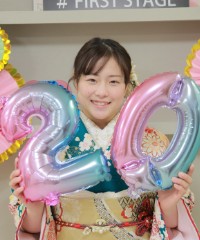 振袖の女の子とおめでとうの色紙