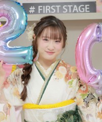 振袖の女の子とおめでとうの色紙