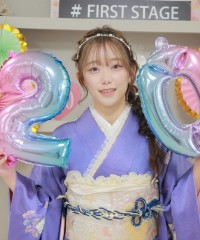 振袖の女の子とおめでとうの色紙