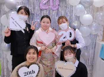 青い振袖を着ている女の子