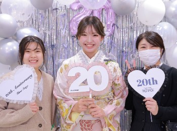 紫の振袖を着ているの女の子