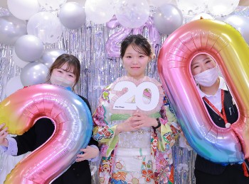 成人式に来た振袖の二人の女の子