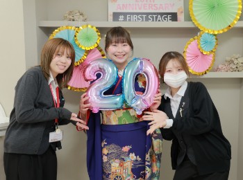 指でハートを作っている二人の振袖女子