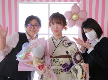 青い振袖と花の髪飾り