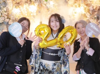 マスクでえがお、ピースで振袖