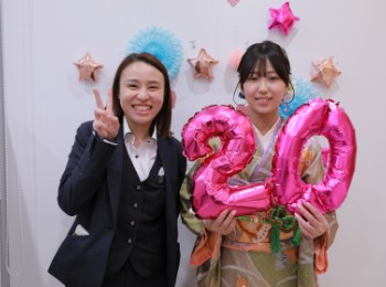 赤い振袖の女の子とスタッフさん