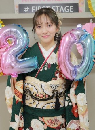 指でハートを作っている振袖の女の子