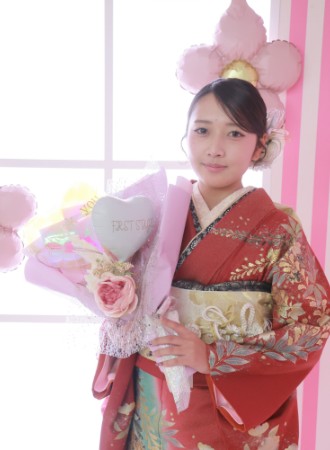 色紙を持っている振袖の女の子