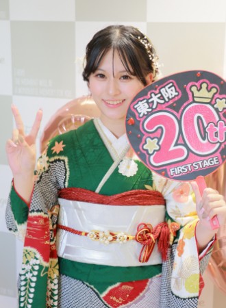 成人式で振袖を着ている笑顔の女の子