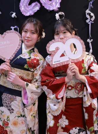 指で2020を作っている振袖の女子